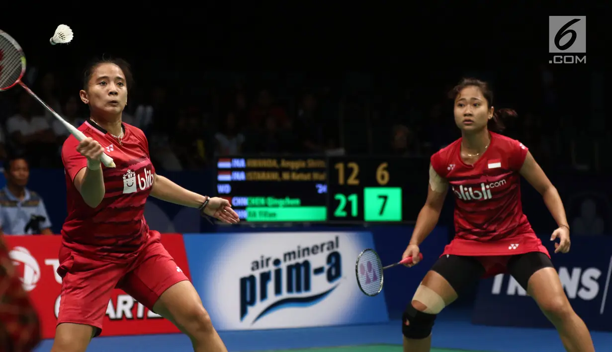 Ganda Putri Indonesia, Anggia Shitta Awanda/Ni Ketut Mahadewi Istarani saat melawan Chen Qingchen/Jia Yifan di Semifinal Indonesia Open 2017, Jakarta, Sabtu (17/6). Anggia/Ni Ketut Mahadewi Istarani kalah 12-21, 17-21. (Liputan6.com/Helmi Fithriansyah)