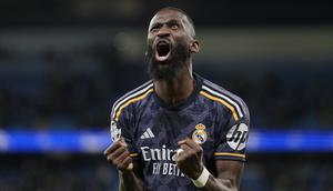 Selebrasi kemenangan bek Real Madrid, Antonio Rudiger setelah mengalahkan Manchester City 4-3 melalui adu tendangan penalti pada laga leg kedua perempatfinal Liga Champions 2023/2024 di Etihad Stadium, Manchester, Rabu (18/4/2024). (AP Photo/Dave Shopland)