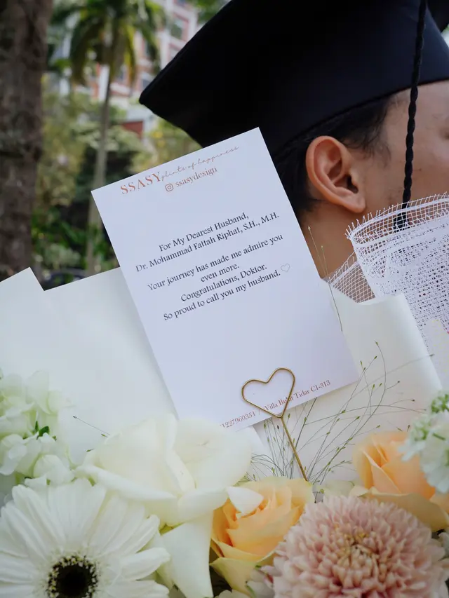 Poppy Bunga dampingi suami wisuda S3 (instagram.com/poppybungariphat)