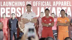 Aksi Marko Simic, Bambang Pamungkas dan Ismed Sofyan pada Launching Official Apparel di Springhill, Kemayoran, Jakarta (2/2/2018). Persija Jakarta menggandeng Specs sebagai penyuplai apparel Macan Kemayoran musim 2018/2019. (Bola.com/Nick Hanoatubun)