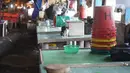 Seekor kucing terlihat di dalam Pasar Minggu, Jakarta Selatan, yang tutup, Minggu (21/6/2020). Penutupan dilakukan menyusul ditemukannya tiga pedagang yang terkonfirmasi positif Covid-19 setelah dilakukan uji usap oleh puskesmas kecamatan beberapa pekan lalu. (Liputan6.com/Immanuel Antonius)