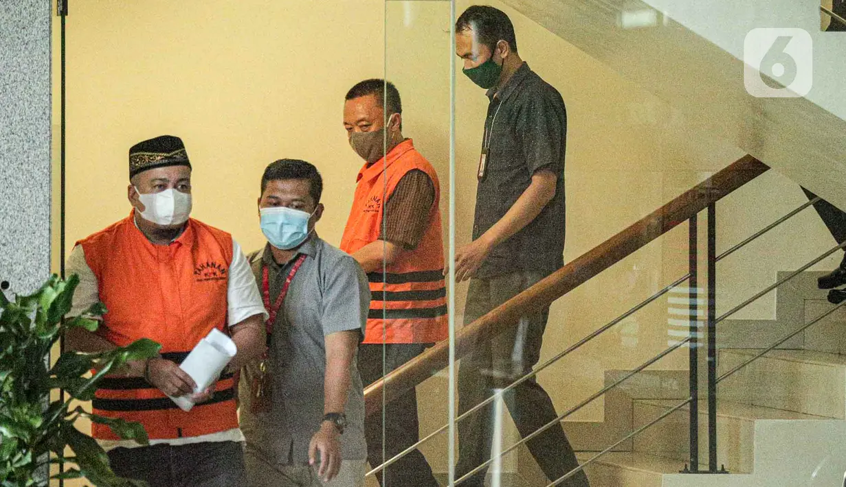 <p>Tersangka kasus dugaan korupsi pengadaan tanah pembangunan SMKN 7 Tangerang Selatan Agus Kartono (kedua kanan) dan Farid Nurdiansyah (kiri) usai menjalani pemeriksaan di Gedung Merah Putih KPK, Jakarta, Selasa (26/4/2022). KPK menahan dua pihak swasta sebagai tersangka kasus dugaan korupsi pengadaan tanah untuk pembangunan SMKN 7 Tangerang Selatan. (Liputan6.com/Faizal Fanani)</p>