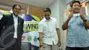 Perwakilan tim Perseru Serui menunjukkan hasil undian drawing babak semifinal Liga Indonesia 2013 (Liputan6.com/ Helmi Fithriansyah) 