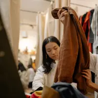 bersihkan setiap item pakaian sebelum kamu memakainya. Credits: pexels.com by cottonbro