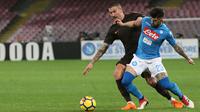 Bek Napoli Elseid Hysaj, berebut bola dengan pemain AS Roma Aleksandar Kolarov saat pertandingan Liga Italia Serie A di stadion San Paolo di Naples, Italia (3/3). Napoli harus menelan kekalahan 2-4 atas AS Roma. (Ciro Fusco / ANSA via AP)