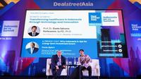 Pemilik perusahaan modal ventura AC Ventures, Pandu Sjahrir dan Wakil Menteri Kesehatan Dante Saksono Harbuwono dalam acara Indonesia PE-VC Summit 2023, di Jakarta.