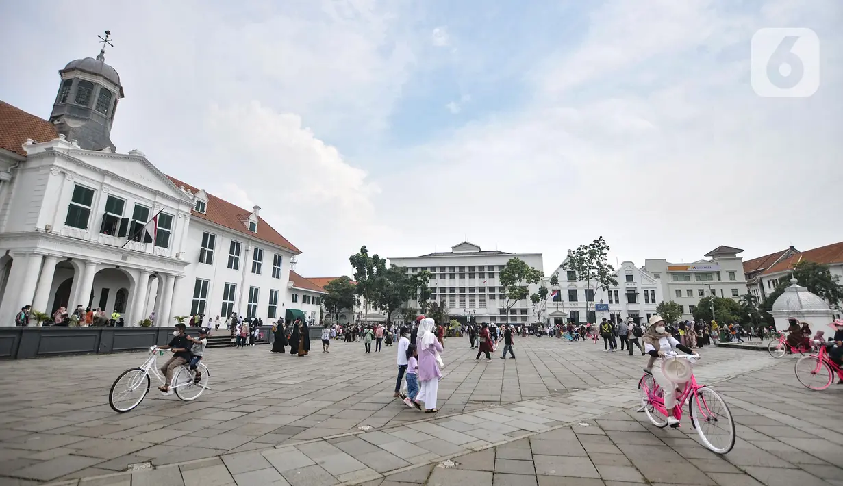 <p>Wisatawan mengayuh sepeda ontel mengelilingi kawasan Kota Tua, Jakarta, Rabu (4/5/2022). Libur Lebaran membawa berkah bagi jasa sewa sepeda ontel di Kota Tua. Penyewaan sepeda ontel mengalami peningkatan dari hari biasanya. Jasa sewa sepeda ontel di Kota Tua dipatok Rp20.000 per setengah jam. (merdeka.com/Iqbal S Nugroho)</p>