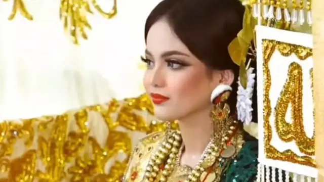 6 Potret Putri Isnari Tampil dengan Makeup Bold yang Bikin Pangling di Upacara Malam Mapacci Jelang Pernikahan