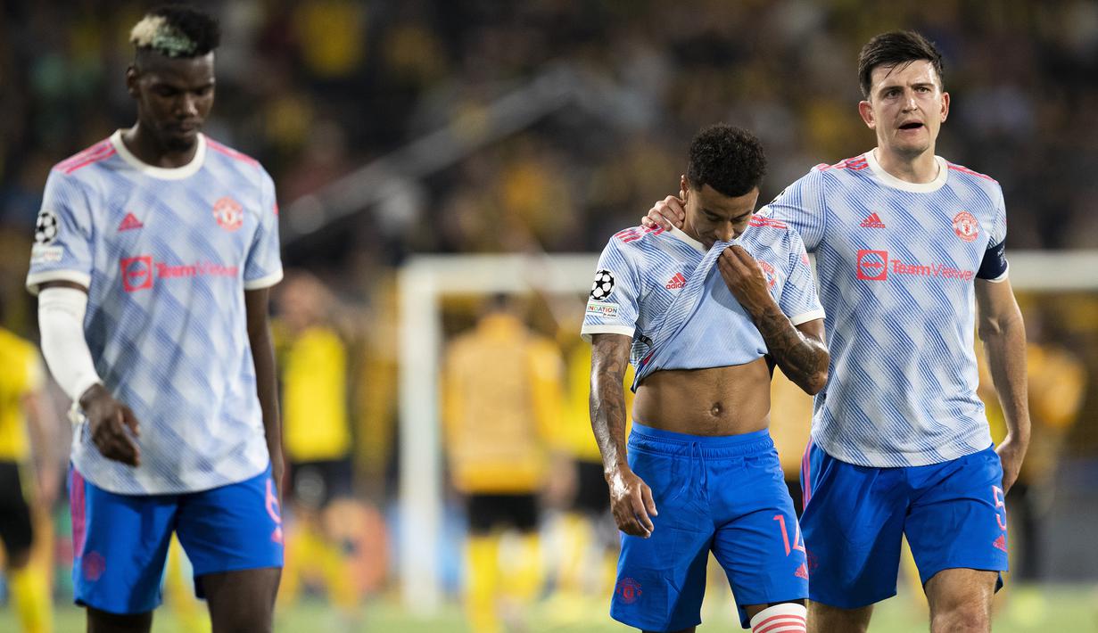Manchester United menuai hasil buruk dalam laga matchday pertama Grup F Liga Champions 2021/2022 usai kalah 1-2 dari tuan rumah Young Boys, Selasa (14/9/2021). Kartu merah Aaron Wan Bissaka dan blunder Jesse Lingard jadi sumber malapetaka Setan Merah. (Keystone via AP/Peter Klaunzer)