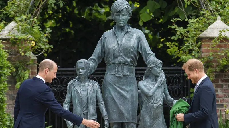 Antusiasme Warga Inggris Lihat Patung Putri Diana