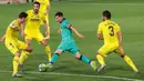 Penyerang Barcelona, Lionel Messi (kedua kanan) berebut bola dengan pemain Villareal, Pau Torres dan Raul Albiol dalam pekan ke-34 La Liga Spanyol di stadion La Ceramica, Minggu (5/7/2020). Barcelona sukses menumbangkan Villarreal dengan skor telak 4-1. (AP Photo/Jose Miguel Fernandez de Velasco)