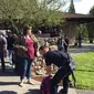 Polisi memeriksa tas mahasiswa dan staf setelah terjadi penembakan di Umpqua Community College di Roseburg, Oregon, AS, Kamis (1/10/2015). 13 orang tewas dan sekitar 20 lainnya terluka akibat kejadian tersebut. (REUTERS/Michael Sullivan/The News-Review)