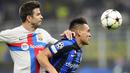 Kedua tim memulai laga dengan gaya main yang berbeda satu sama lain. Barcelona fokus pada penguasaan bola, tetapi Inter mengandalkan serangan balik kilat. (AP/Luca Bruno)