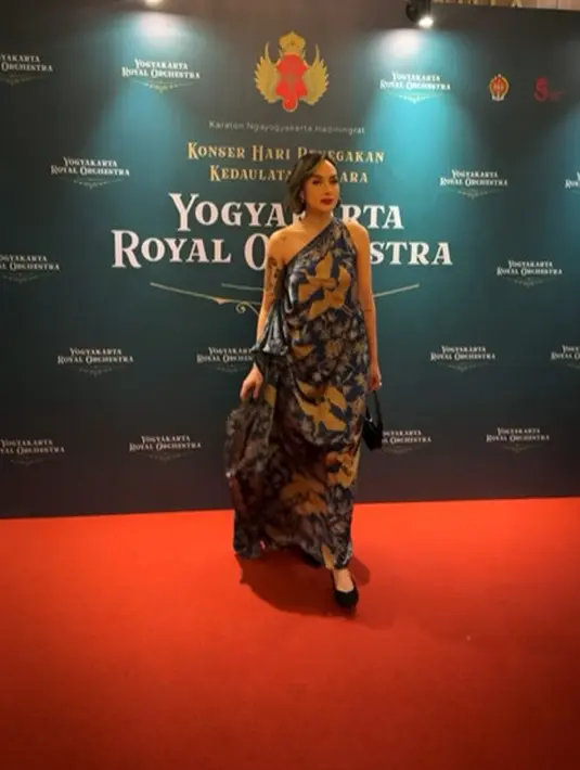 Istri Demian itu tampil cantik mengenakan dress batik rancangan Era Soekamto yang effortless [@sarawijayanto]