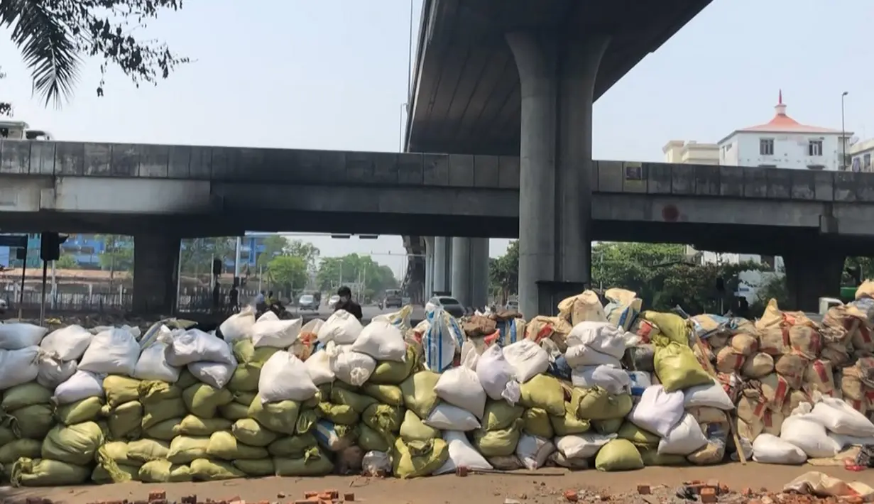 Penampakan barikade yang dipasang oleh pengunjuk rasa saat memblokir jalan  ketika pasukan keamanan menindak demonstrasi menentang kudeta militer di Yangon, Myanmar, 16 Maret 2021. (AFPTV/AFP)
