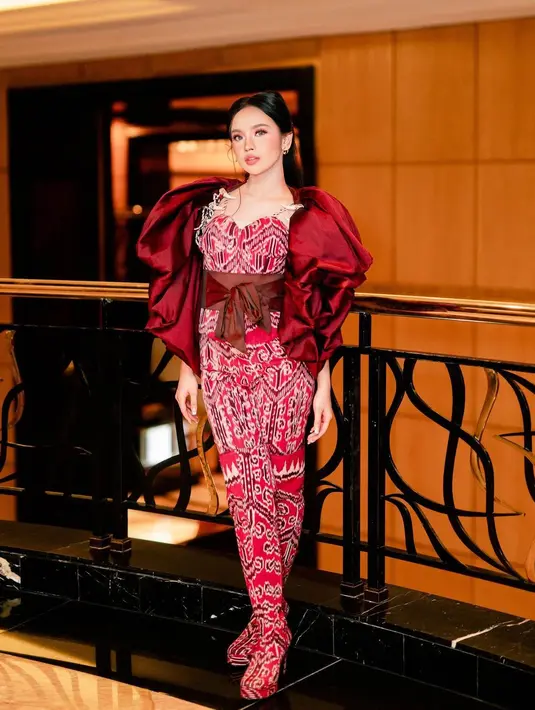 Bermain motif juga perlu untuk memberi look yang lebih playful dan fresh. Mana outfit merah Lyodra favoritmu? [Instagram @lyodraofficial]