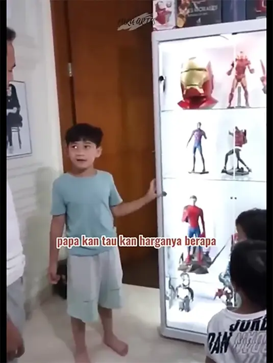 "Boleh nggak sih ini dikasih, boleh nggak" kata Raffi sambil menunjuk mainan Rafathar. "Nggak," jawab Rafathar tegas. Raffi Ahmad hanya tertawa.  [Youtube/ParaArtis_]