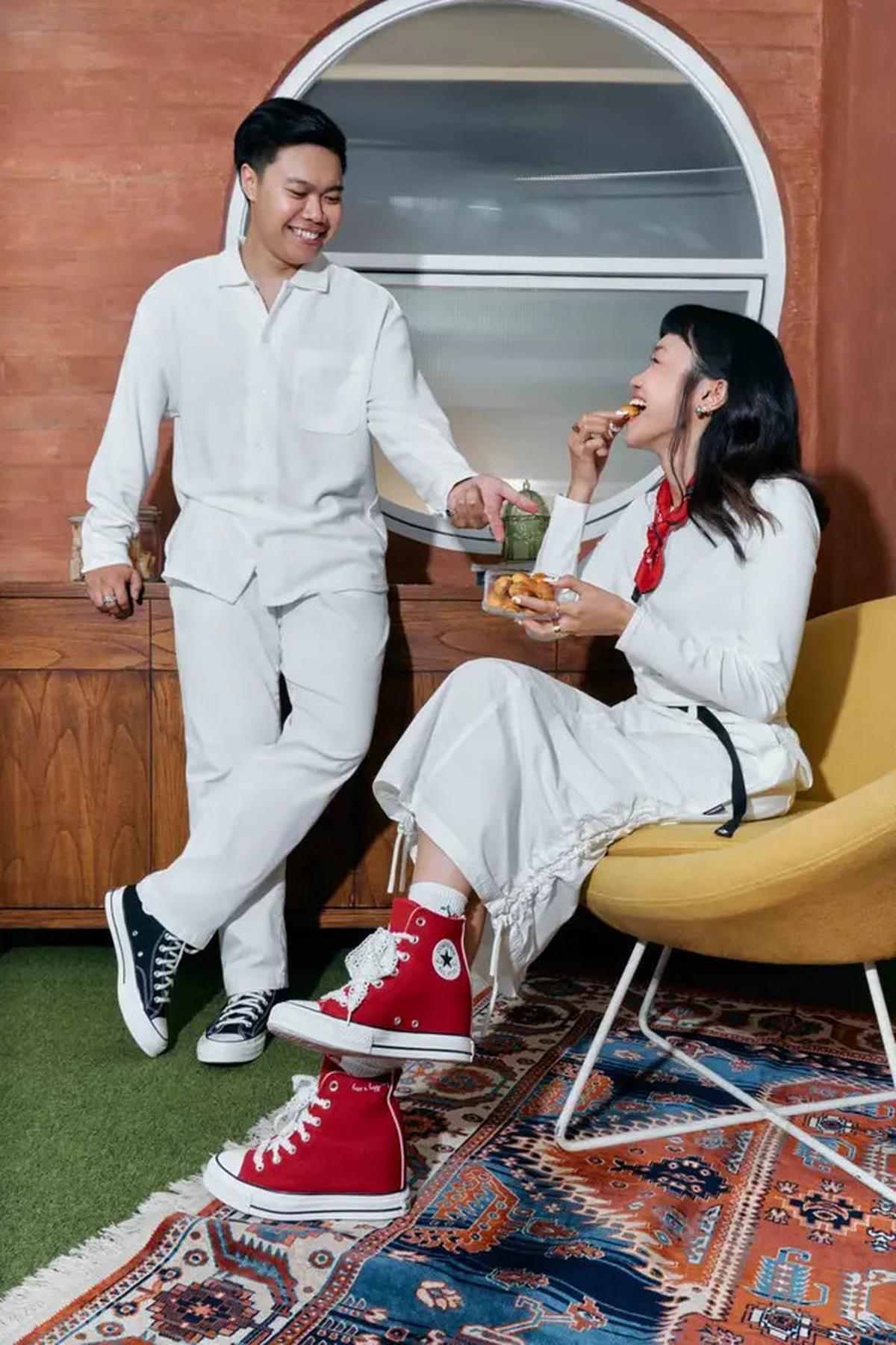 Gaya Reality Club Padukan Baju Putih dengan Sepatu Converse Chuck Taylor All Star yang Ikonik