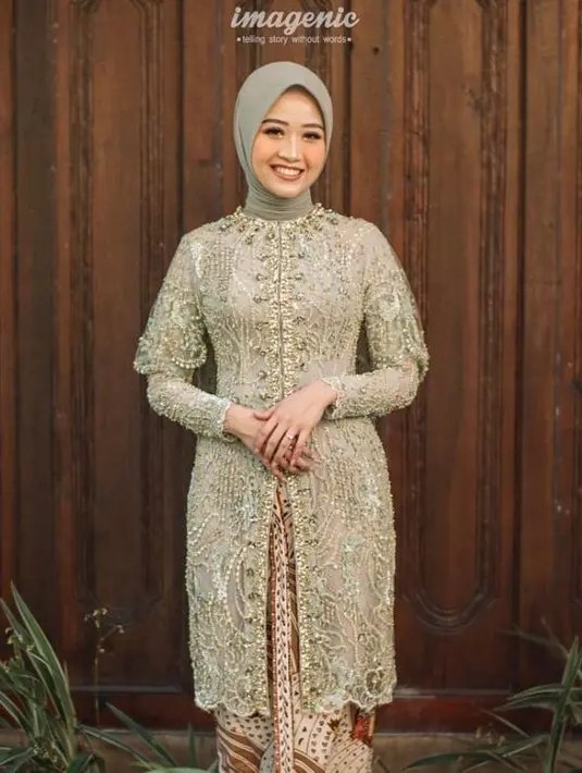 Inspirasi kebaya warna hijau sage dari Alca. Istri Bintang Emon itu mengenakan kebaya modern full payet dengan aksen cape berhias payet senada.   [Instagram/askyfebrianti]