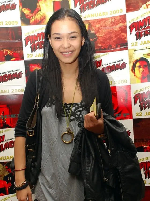 Transformasi Adinia Wirasti, dulu Tomboy Kini Makin Elegan dan Berkelas