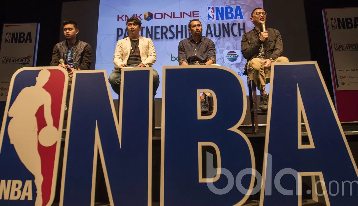 CMO KMK Online, Prami Rachmiadi (kanan) dan tokoh basket Indonesia mengumumkan kerjasama antara EMTEK dan NBA di Plaza Senayan, Jakarta, Rabu (3/5/2017). (Bola.com/Vitalis Yogi Trisna)