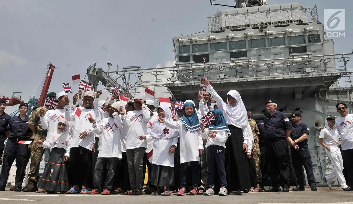 Anak-anak panti asuhan Nuruz Zahroh berada di kapal perang HMS Albion milik Inggris di Pelabuhan Tanjung Priok, Jakarta, Minggu (22/4). Dalam kunjungannya, anak-anak tersebut berkesempatan melihat bagian dalam kapal. (Merdeka.com/Iqbal S. Nugroho)