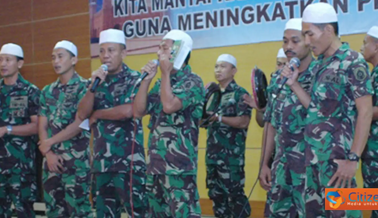Citizen6, Surabaya: Selain ceramah agama, suasana peringatan dimeriahkan dengan penampilan Grup Hadrah Kobangdikal pimpinan Direktur Kobangdikal Kolonel Laut (P) Samsul Rizal. (Pengirim: Penkobangdikal)
