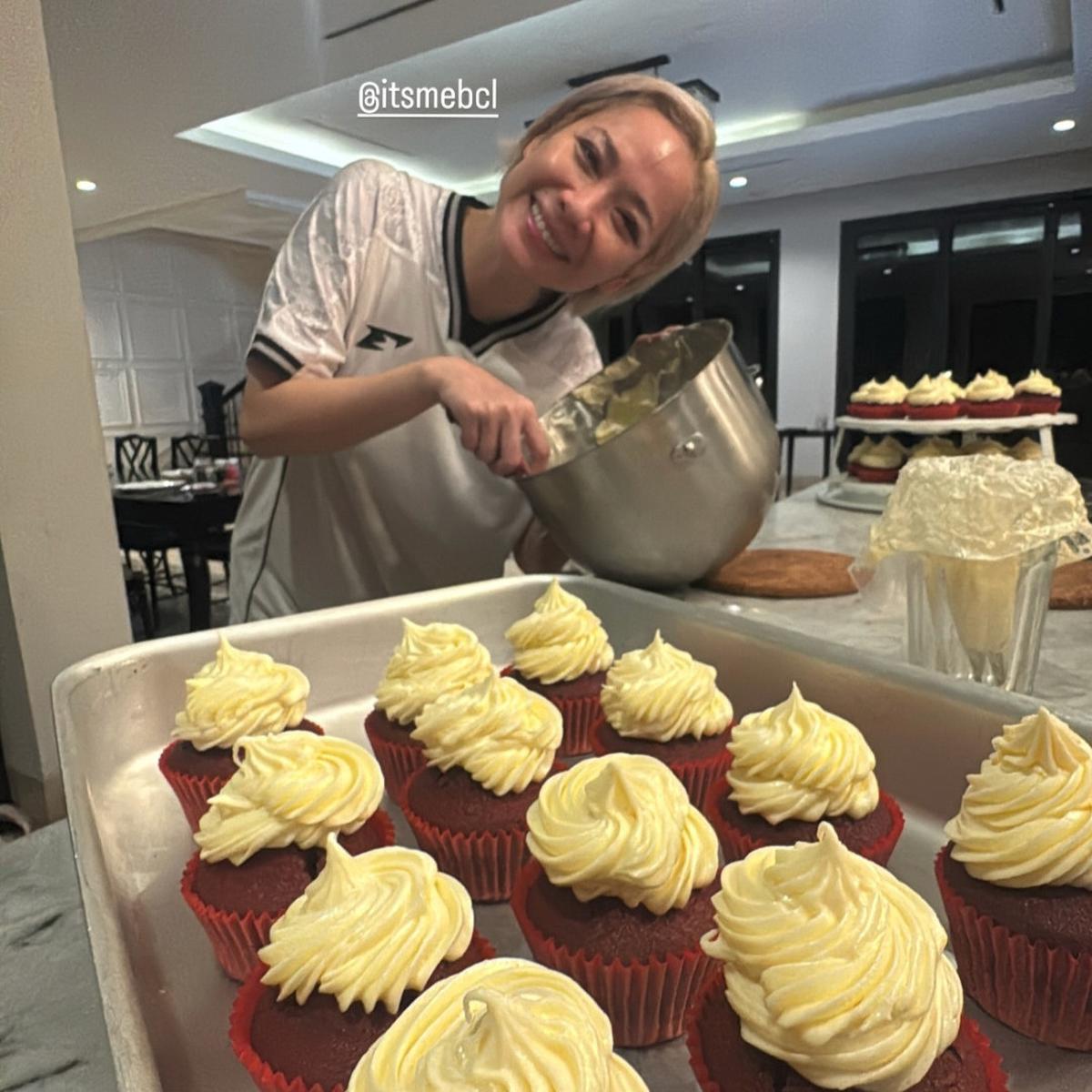 Potret BCL & Keluarga Nonton Laga Timnas Indonesia di Rumah, Sambil Nikmati Cupcakes Merah Putih Buatan Sendiri