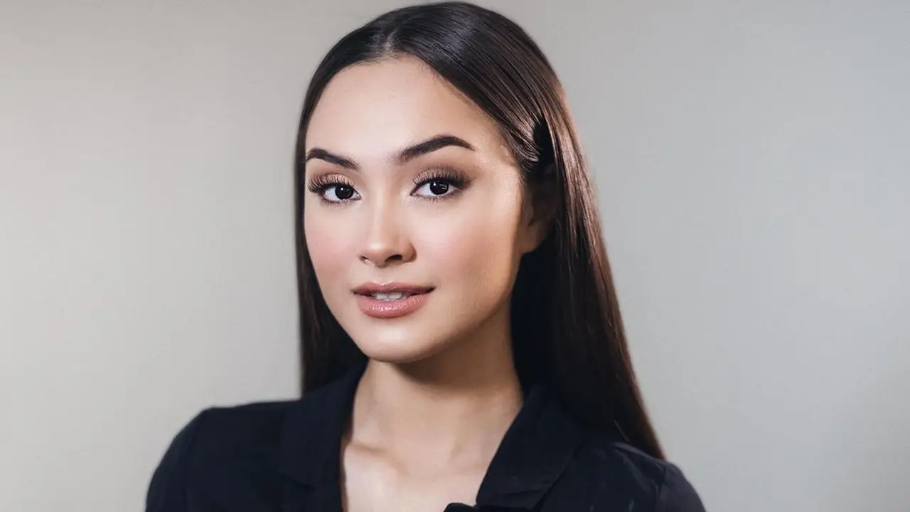 8 Potret Gaya Midriff ala Caitlin Halderman, Pemeran Surat Cinta untuk Starla The Series