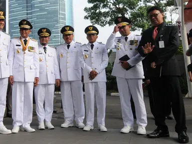 Mendagri Tjahjo Kumolo (kanan) bersama gubernur dan wakil gubernur hasil Pilkada 2018 di Gedung KPK, Jakarta, Rabu (5/9). Empat pasang gubernur dan wakil gubernur menyambangi KPK usai dilantik Presiden Jokowi. (Merdeka.com/Dwi Narwoko)
