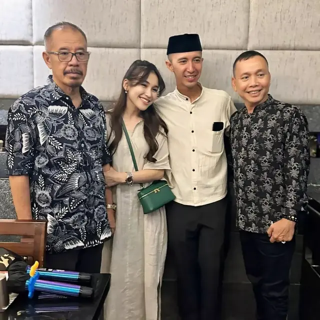 Bukber keluarga Ayu Ting Ting dan Muhammad Fardhana