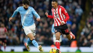 Manchester City Josko Gvardiol (kiri) berebut bola dengan Sunderland Wilson Isidor dalam pertandingan Liga Inggris di Etihad, Inggris, Sabtu, 6 Desember 2025. (AP Photo/Dave Thompson)
