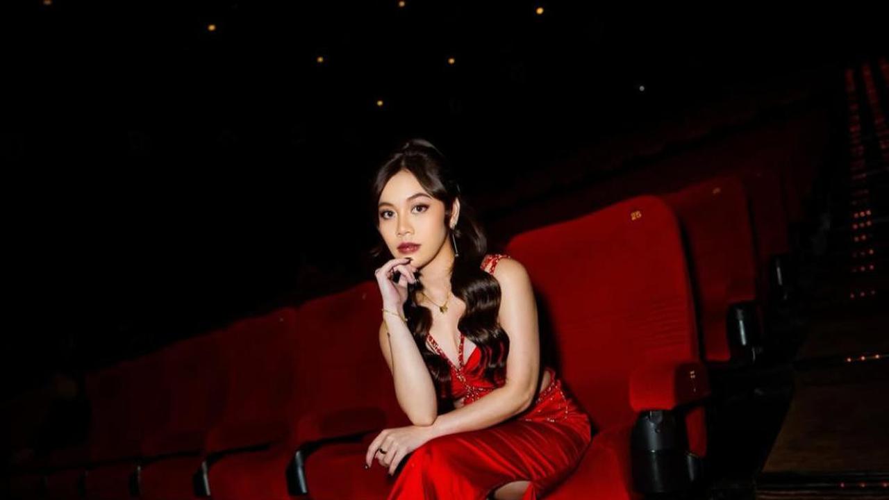 Pesona Frislly Herlind di Gala Premiere 'DESA MATI', Menawan dengan Gaun Merah