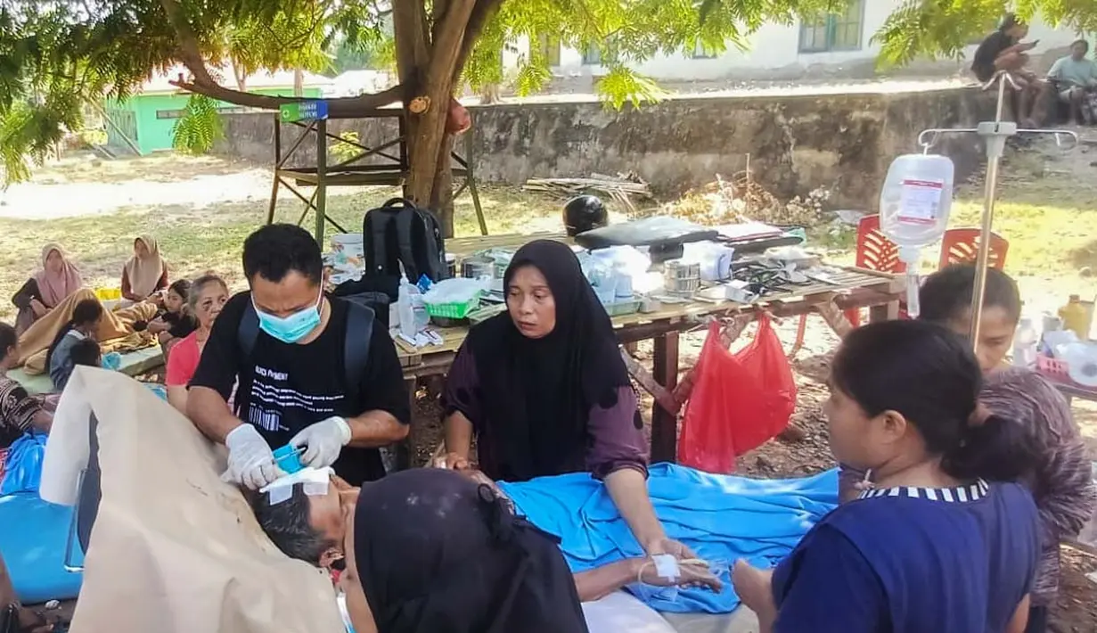 Seorang penyintas gempa menerima perawatan medis di luar puskesmas di Riung, provinsi Nusa Tenggara Timur, Indonesia, Sabtu, 15 Agustus 2026. (AP Photo/Ditho Wahyudin)