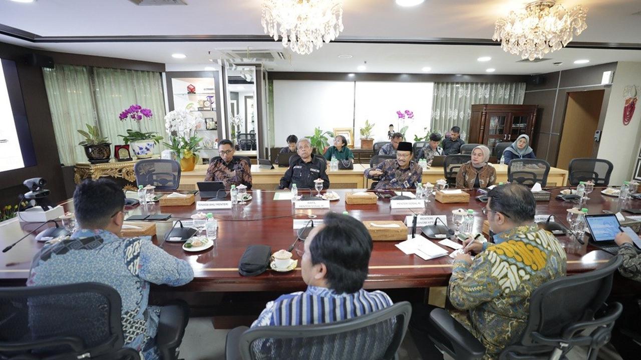 Menteri Sosial Saifullah Yusuf (Gus Ipul) saat bertemu dengan Menteri Ekonomi Kreatif Teuku Riefky Harsya di Kantor Kemensos