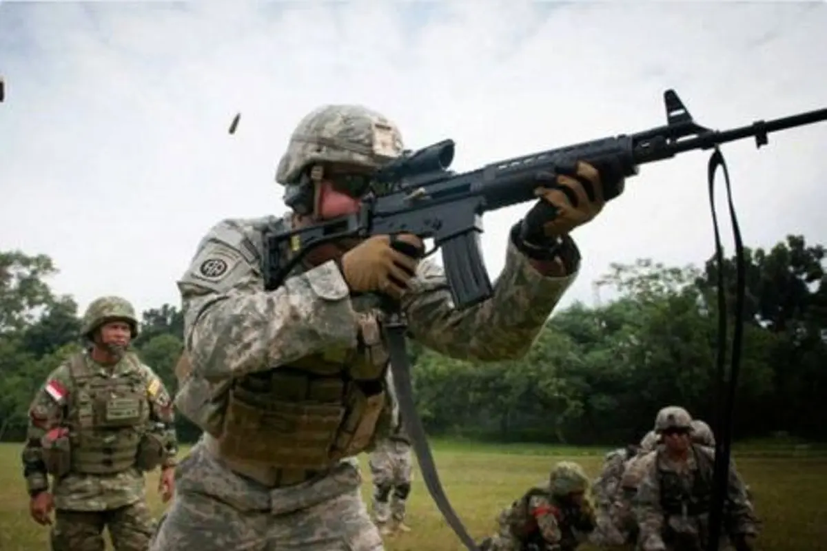 Pasukan Elit AD Amerika Uji Coba Senapan SS2 Buatan Indonesia