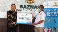 Presiden Direktur Cigna Indonesia Phil Reynolds (kiri) menyerahkan bantuan asuransi jiwa kepada Direktur Rumah Sehat Baznas Reza Ramdhoni di Jakarta, Rabu (17/6). Dok