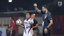 Pelatih Bhayangkara FC, Simon Mc Menemy memberi arahan saat melawan Mitra Kukar pada lanjutan Go-Jek Liga 1 Indonesia 2018 bersama Bukalapak di Stadion PTIK Jakarta, Kamis (17/5). (Liputan6.com/Helmi Fithriansyah)
