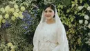 <p>Erina Gudono tampak anggun dengan gamis yang dilapis bahan brokat. Penampilannya dipercantik dengan veil di kepalanya.</p>