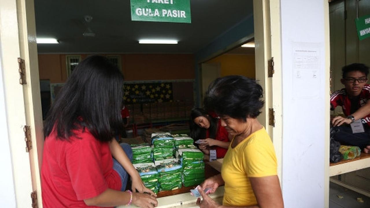 Antusiasme warga borong sembako di pasar murah Yayasan Hati Suci