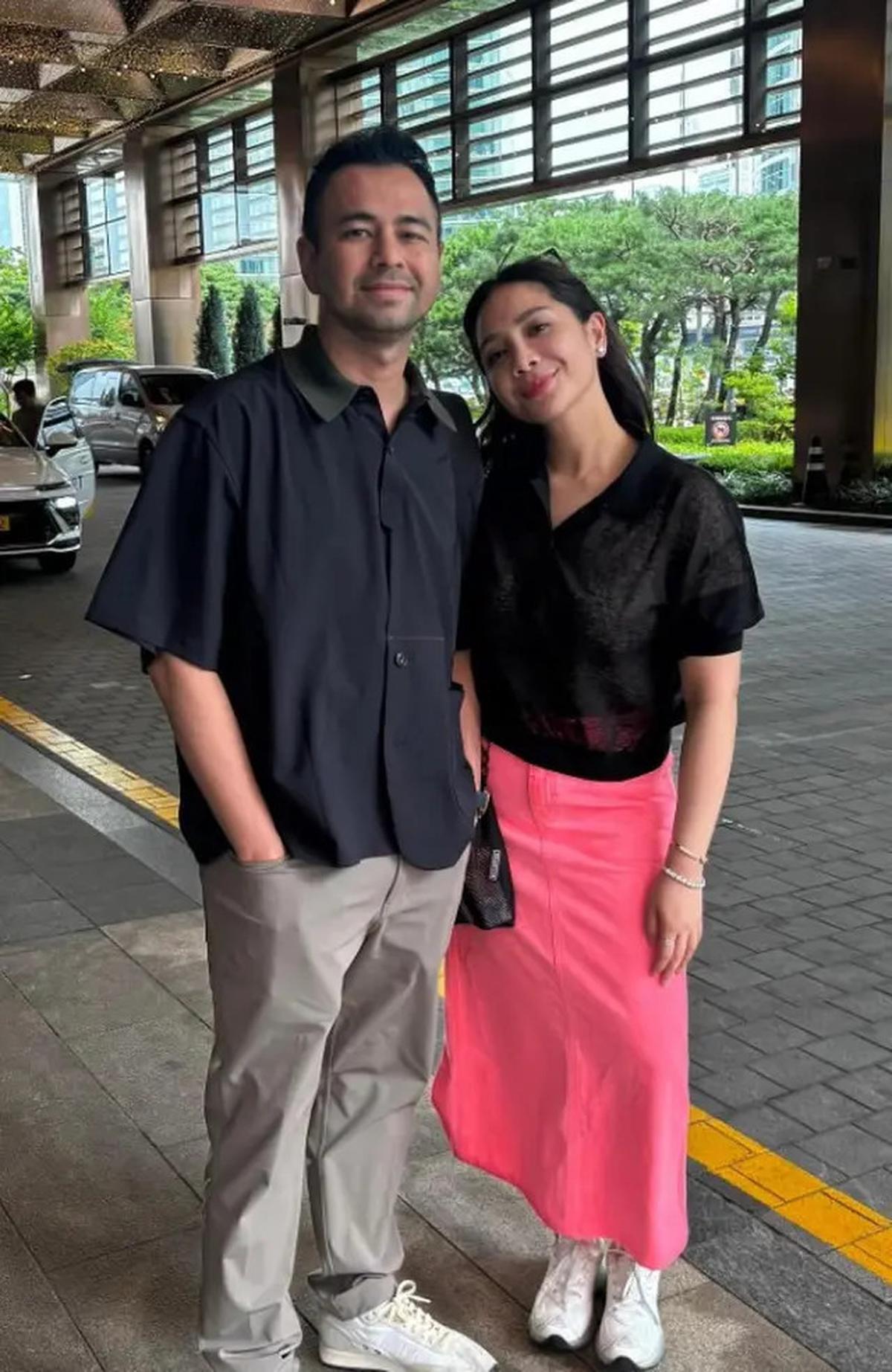 Galeri Foto Padu Padan Kemeja Hitam Nagita Slavina dan Rok Pink Neon saat Nonton Konser BLACKPINK
