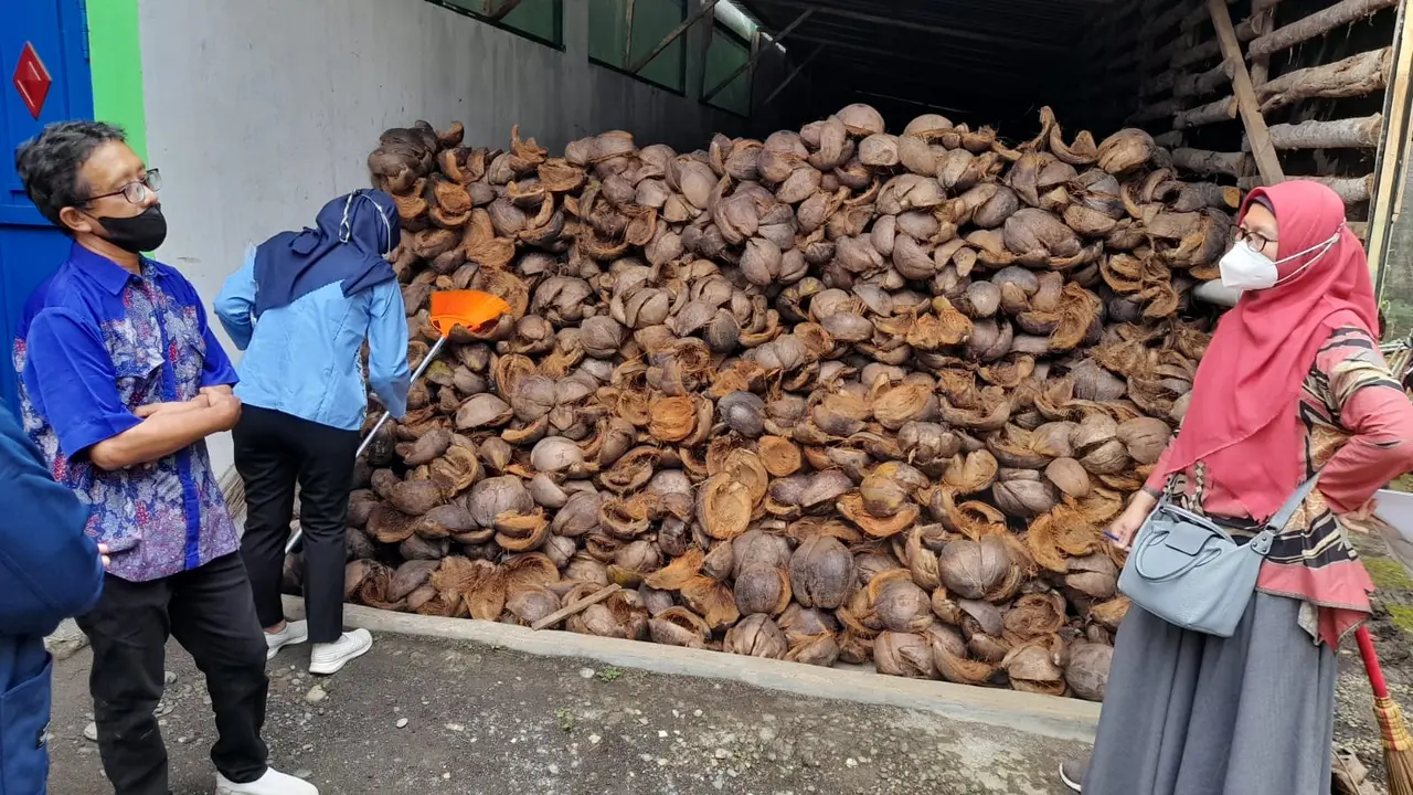 Warga Purbalingga ciptakan pengawet dari sabut kelapa. (Foto: Liputan6.com/Kominfo Purbalingga)