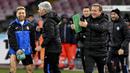 Pelatih Atalanta Gian Piero Gasperini dan official tim merayakan kemenangan usai kalahkan Napoli pada laga perempat final Coppa Italia di San Paolo stadium, Naples, (2/1/2018). Napoli kalah dari Atalanta 1-2. (Ciro Fusco/ANSA via AP)