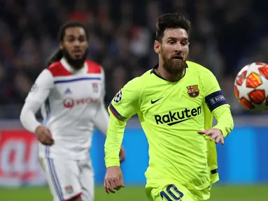 Penyerang Barcelona Lionel Messi mengejar bola saat menghadapi Lyon pada leg pertama babak 16 besar Liga Champions di Decines, Lyon, Prancis, Selasa (19/2). Laga berakhir 0-0. (AP Photo/Laurent Cipriani)
