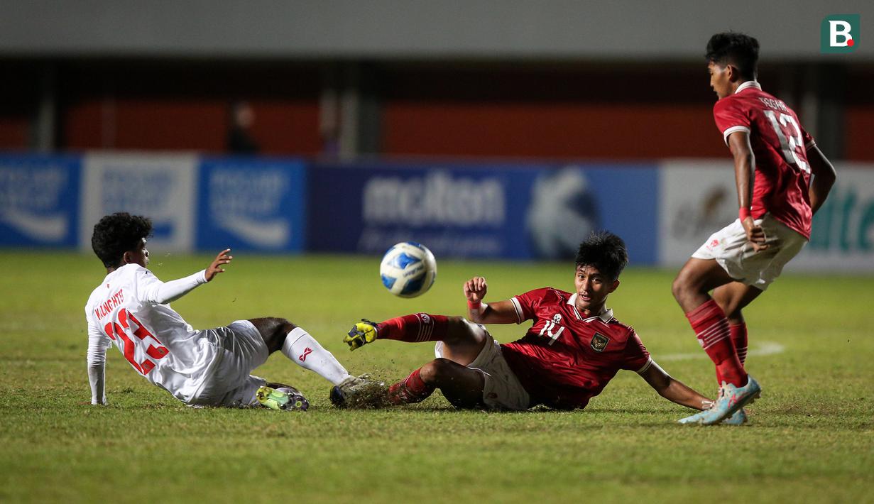 Pemain Timnas Indonesia U-16, Sulthan Zaky (tengah) berebut bola dengan pemain Myanmar U-16, Kaung Htet dalam laga semifinal Piala AFF U-16 2022 antara Indonesia U-16 melawan Myanmar U-16 di Stadion Maguwoharjo, Sleman, Rabu (10/8/2022) malam WIB. (Bola.com/Bagaskara Lazuardi)