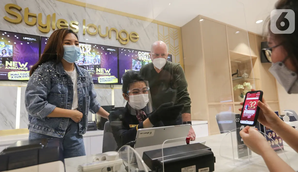 CMO PT. Lippo Malls Indonesia Danny Crayton (kanan) dan Head of Digital Lippo Malls Indonesia Gebreine Jessyca Palit (kiri) berbincang dengan pengunjung saat menukar reward menggunakan aplikasi Styles versi 3.0 di Styles Lounge Lippo Mall Puri, Jakarta, Jumat (19/03/2021) (Liputan6.com/Fery Pradolo)