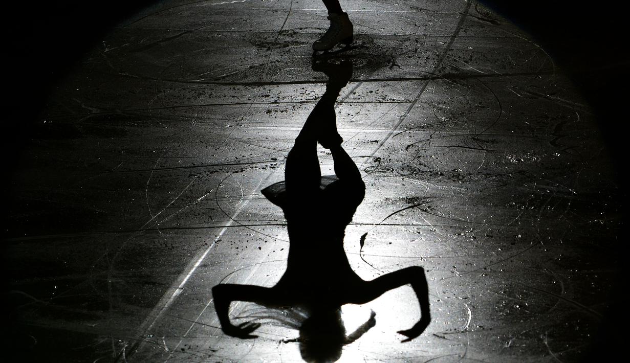 Carolina Kostner asal Italia beraksi pada laga eksebisi kejuaraan European Figure Skating Championship di Ostrava, Republik Ceko, (29/1/2017).  (AFP/ Michal Cizek)