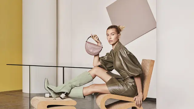 Koleksi sepatu hingga aksesori stylish untuk perempuan modern