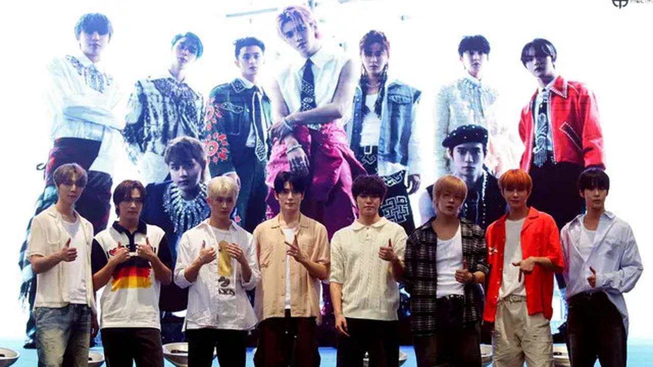 Grup K-Pop NCT 127 berpose seusai konferensi pers 'Fact Check' Face To Face Album Sign Event in Jakarta di kawasan Ancol, Jumat (8/12/2023).