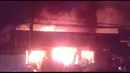 Kebakaran melanda pertokoan yang ada di sekitar pasar Cakung, Jalan Raya Bekasi, Jakarta Timur (@TMCPoldaMetro)